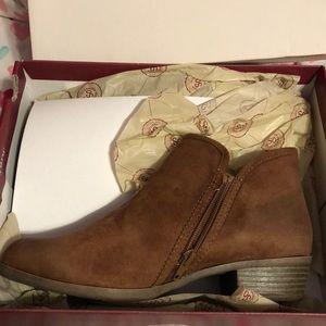 NEVER WORN brown booties